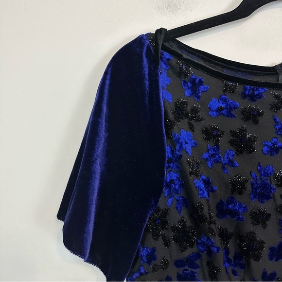 T Tahari | Blue and Black Velvet Floral Shimmery Dress Size Small - Picture 3 of 7